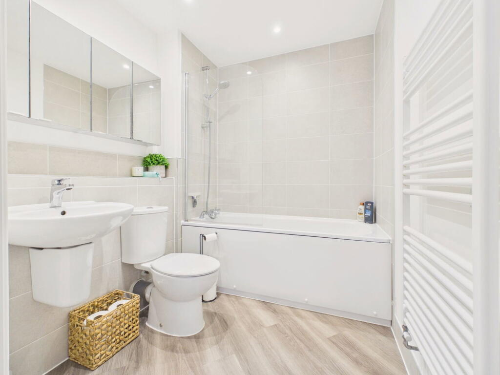 Apartment in Horsham, Old Holbrook, North Horsham - View 5