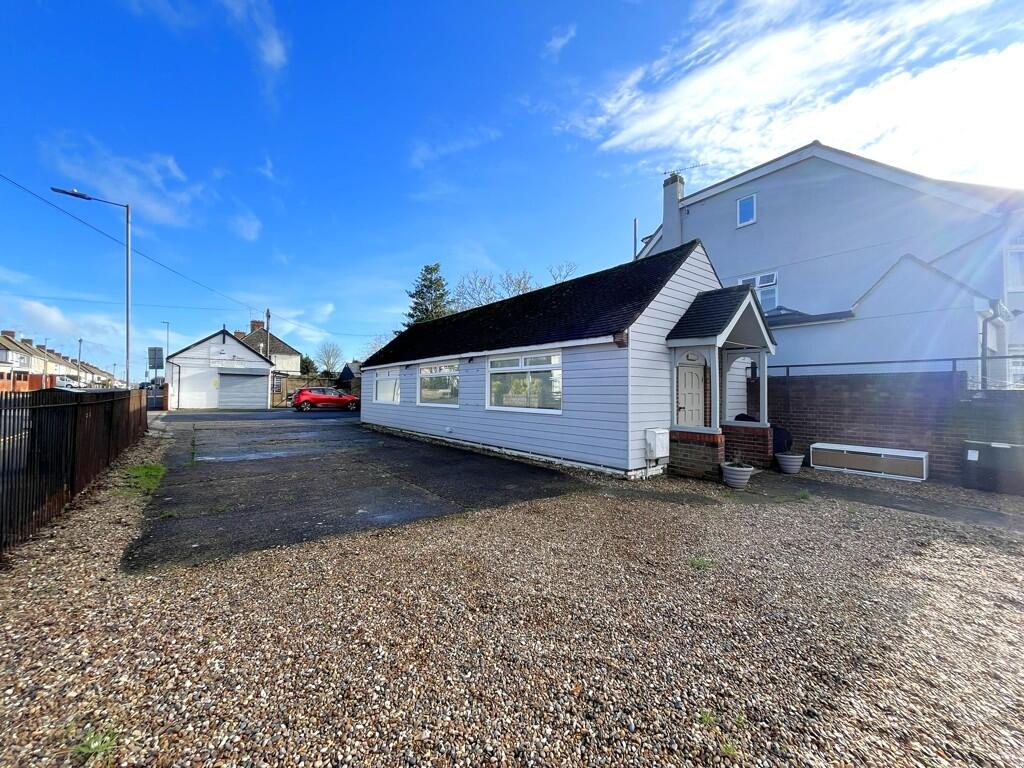 Main image of property: 133 Springfield Park Road, Chelmsford, Essex, CM2 6EE