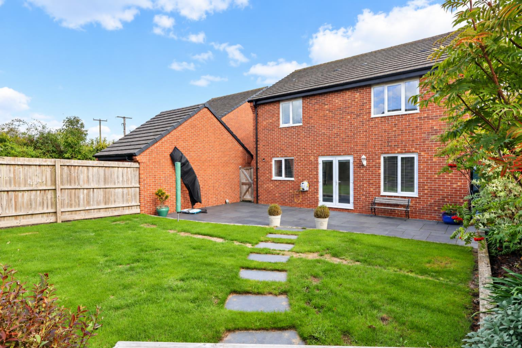 Cormorant Close, Farndon photo 2