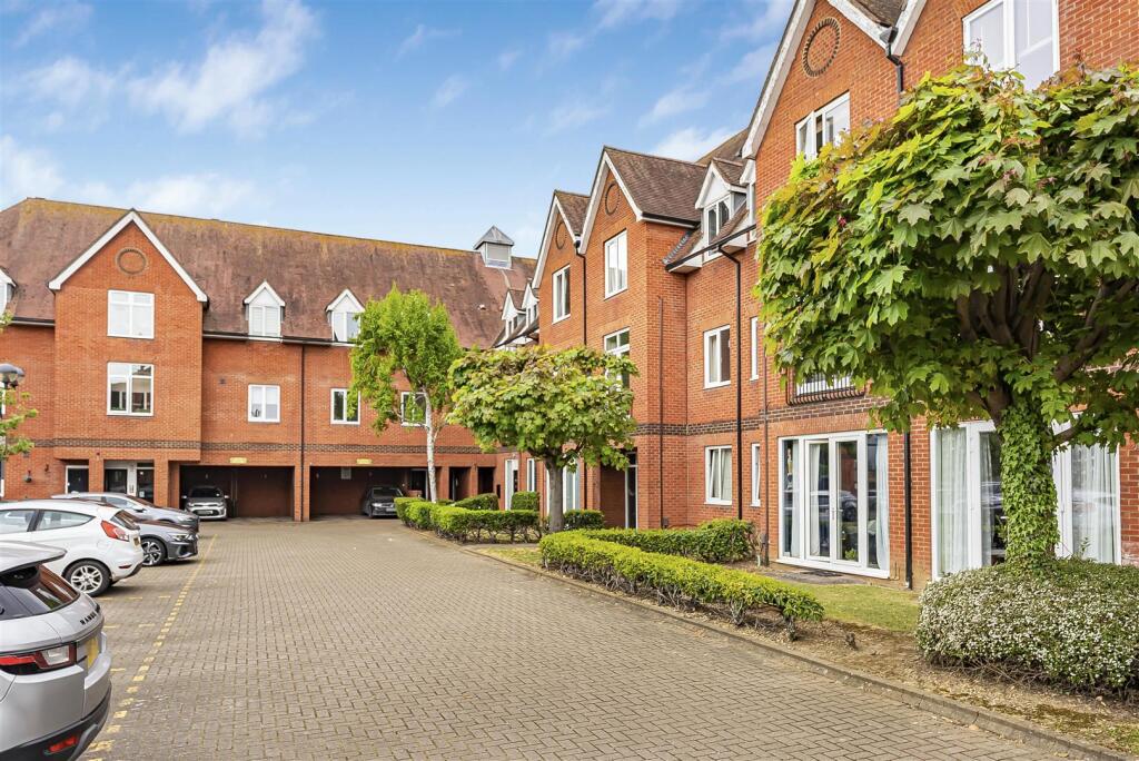 2-bed flat on Bluecoat Court, Hertford, £345,000