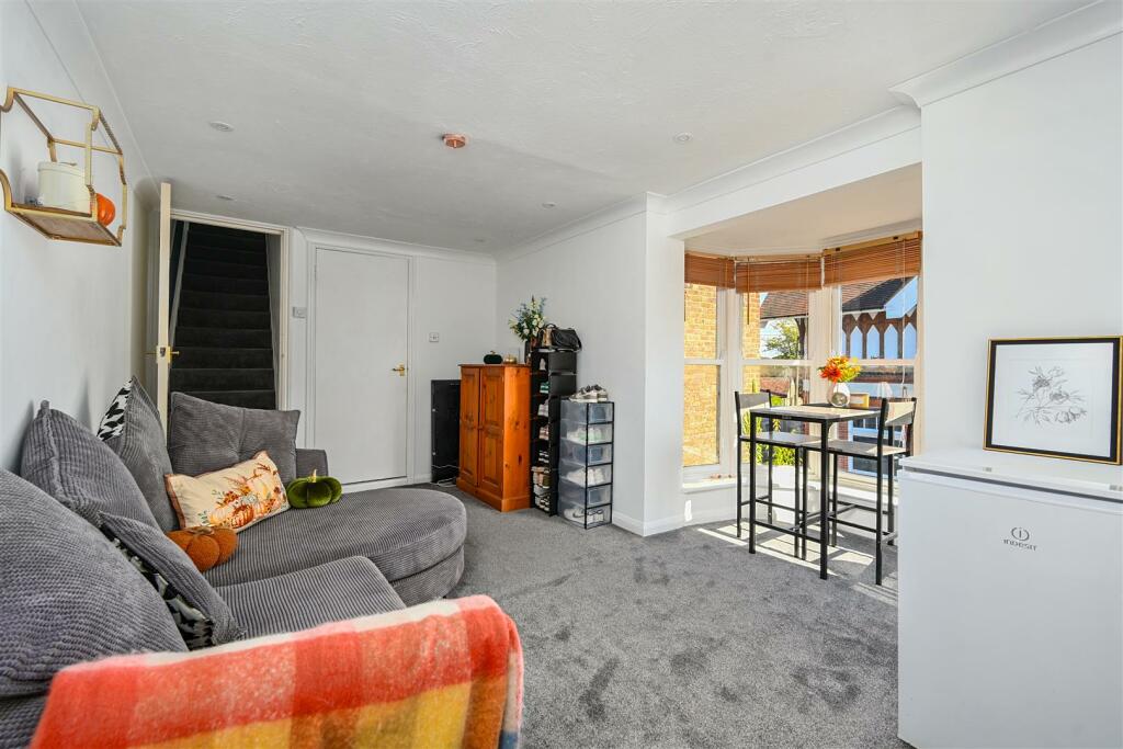 1-bed flat on Weavers Lane, Henfield, £199,950