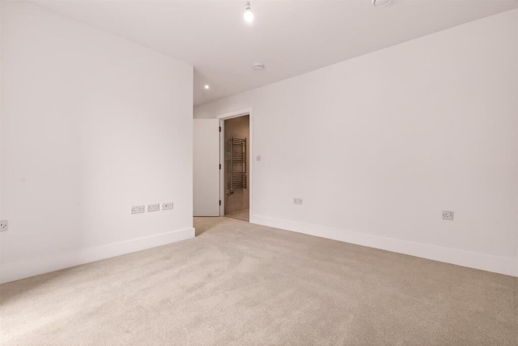 35 Lindfield Place, Worthing, BN11 - More