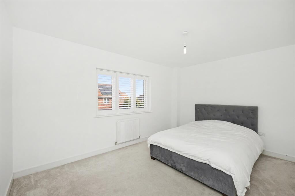 Chace Village Road, Enfield photo 4