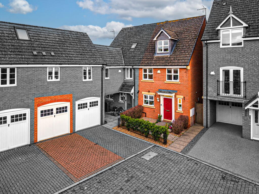 Main image of property: Fosse Close, Burbage, LE10 2EH