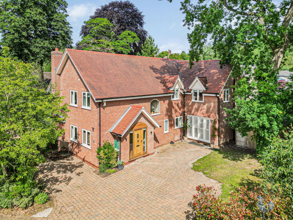 Main image of property: Oakwood, Bluebell Gardens, Hessle, East Riding of Yorkshire, HU13 0DD