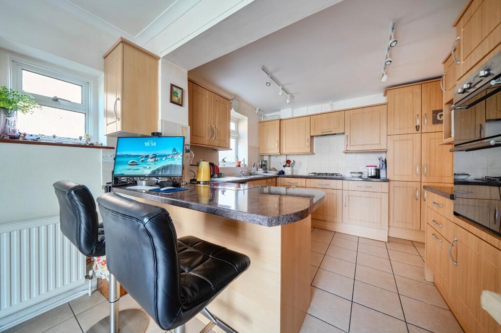 House in Tunbridge Wells, High Brooms, Southborough - More