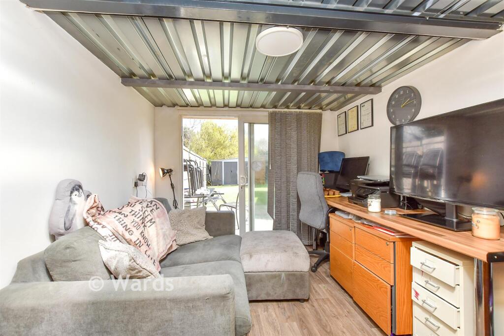 4 bedroom chalet for sale in Roseleigh Road, Sittingbourne, Kent, ME10 - View 5