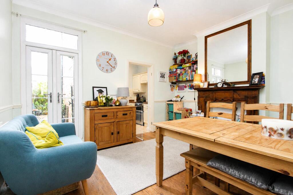 House in Sutton - More