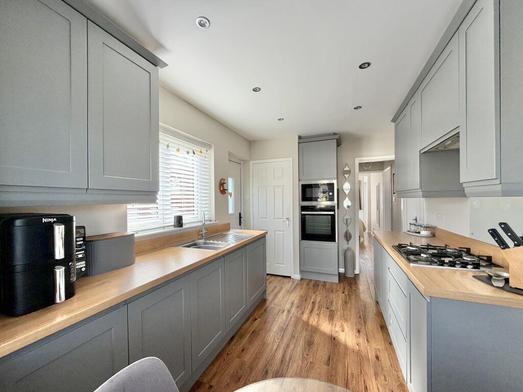 House in Wakefield, Crigglestone - View 2