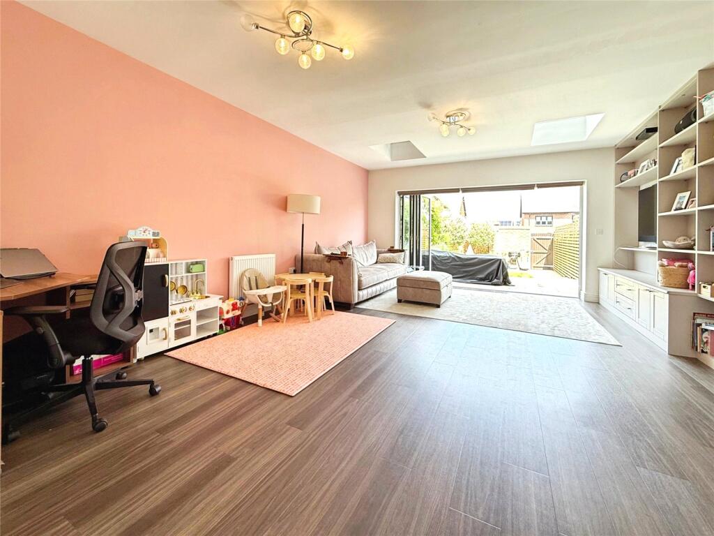 House in Crowthorne, Bracknell Forest - View 3