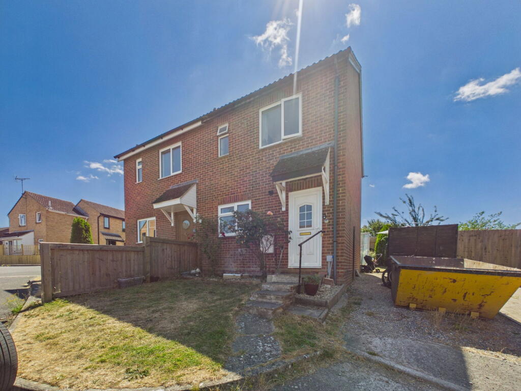 Main image of property: Highgrove Close,Calne,SN11 8NE