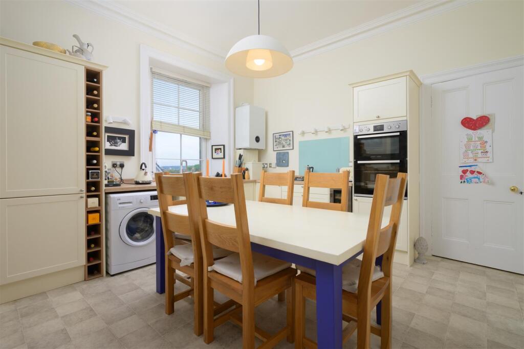 Apartment in Perth, Upper Craigie - More