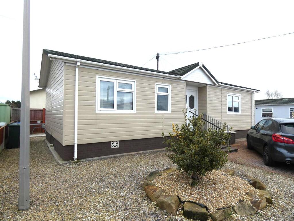 2-bed caravan on Lamaleach Park, Lamaleach Drive, Freckleton, Preston, PR4 1DZ, £115,000