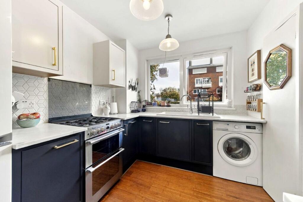 Apartment in London, St Martins Estate, Streatham Hill - View 4