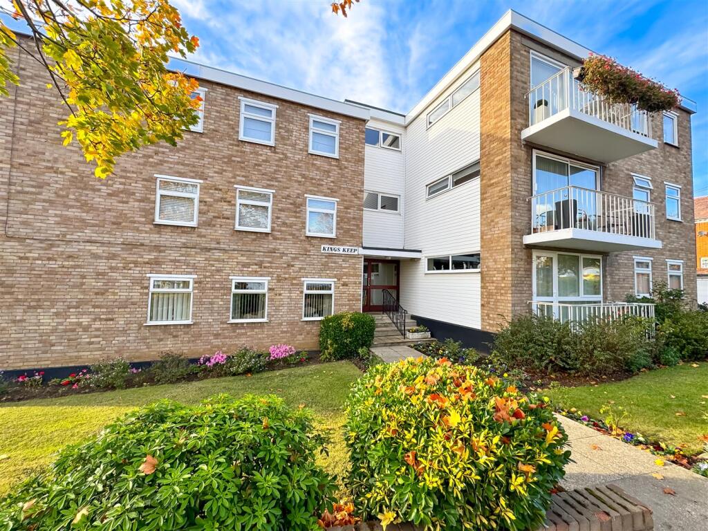 2-bed flat on Kings Road, Westcliff-on-Sea, £385,000