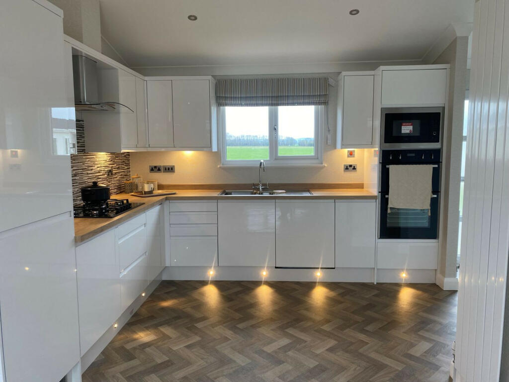 2-bed caravan on Broadway, Worcestershire, WR12, £364,000
