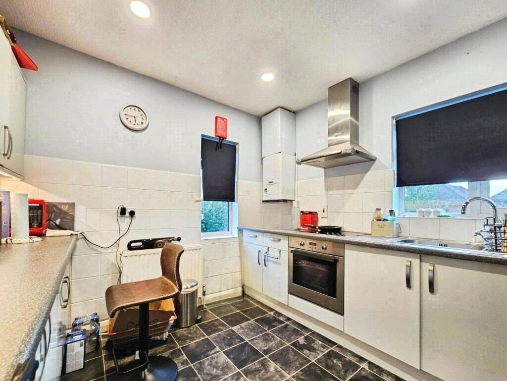 Apartment in Spelthorne, Surrey - View 2
