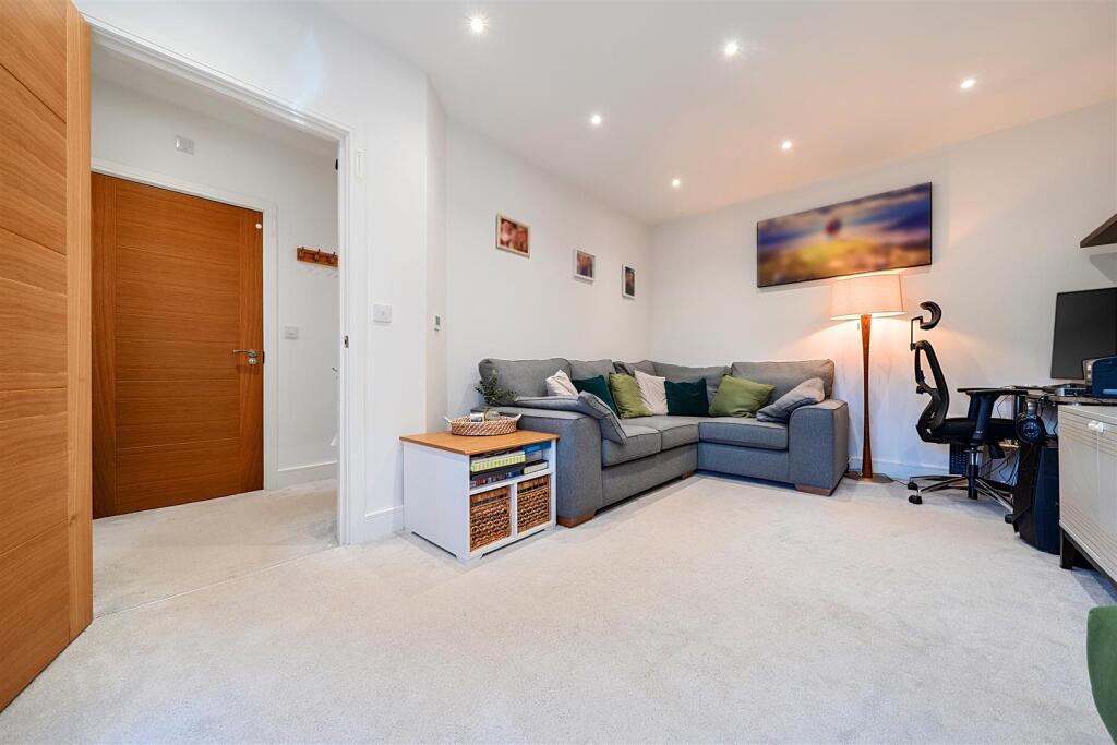 Woodlands Close, Barnham photo 3