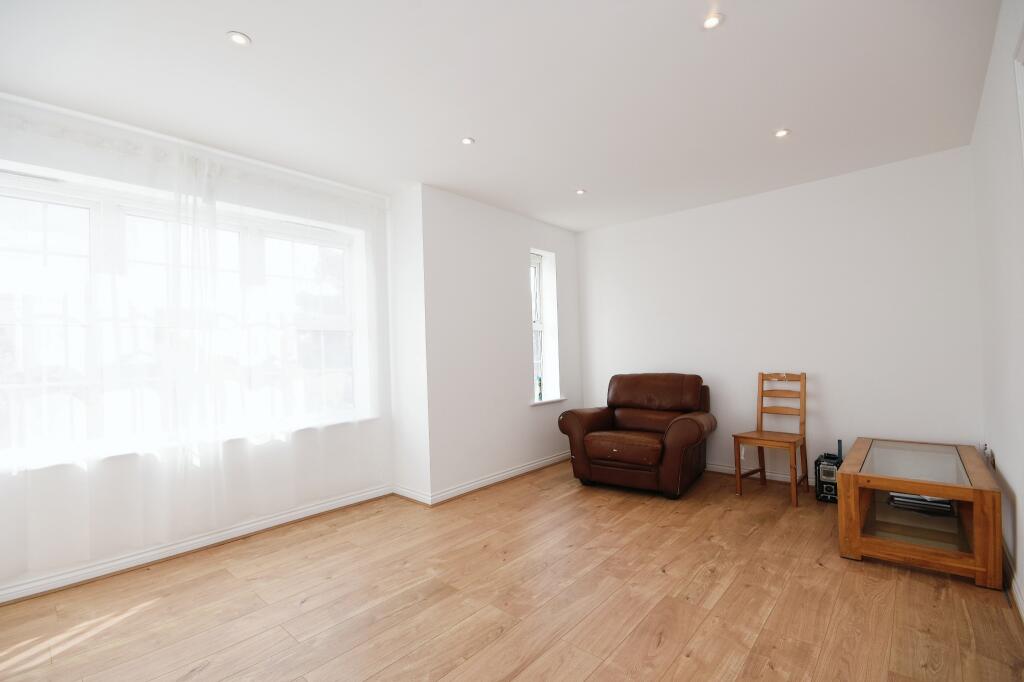 Apartment in Southend-on-Sea - View 4