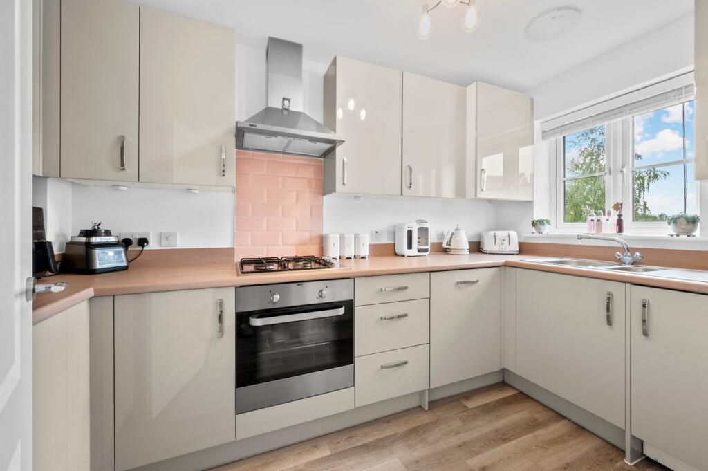 Poppins Close, Walton-on-Thames, Surrey, KT12 photo 3