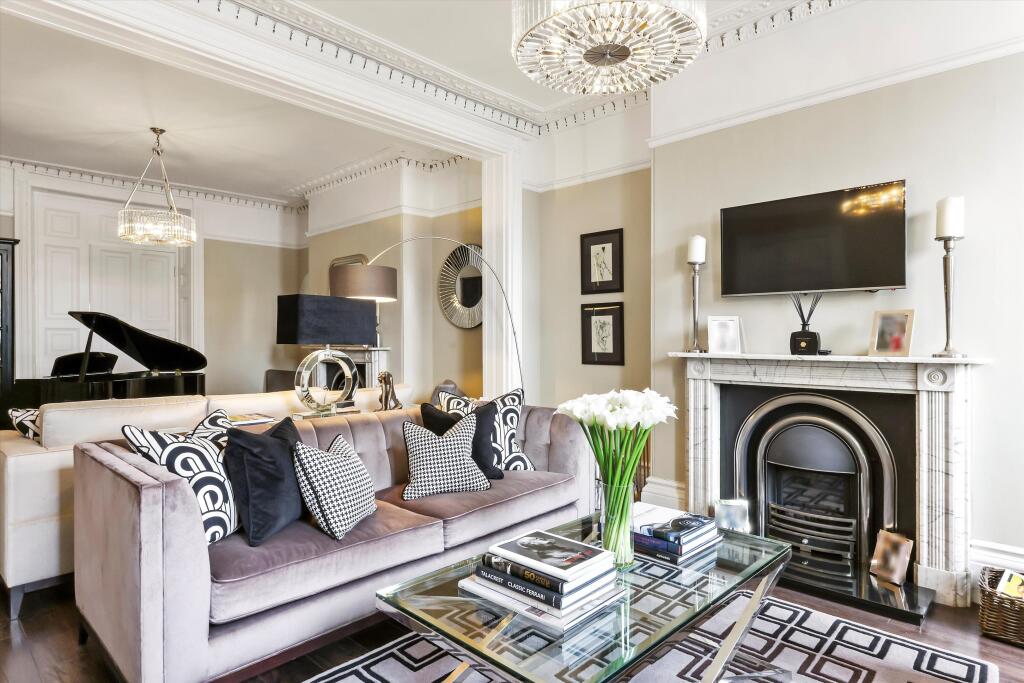 Crescent Terrace, Cheltenham, Gloucestershire, GL50. photo 3