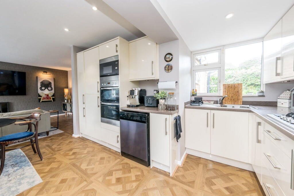 Woodlands Avenue, Lepton, Huddersfield, HD8 photo 4