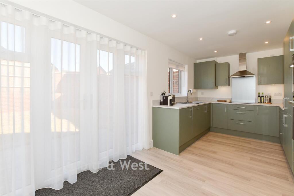House in Horsham, Old Holbrook, North Horsham - View 4