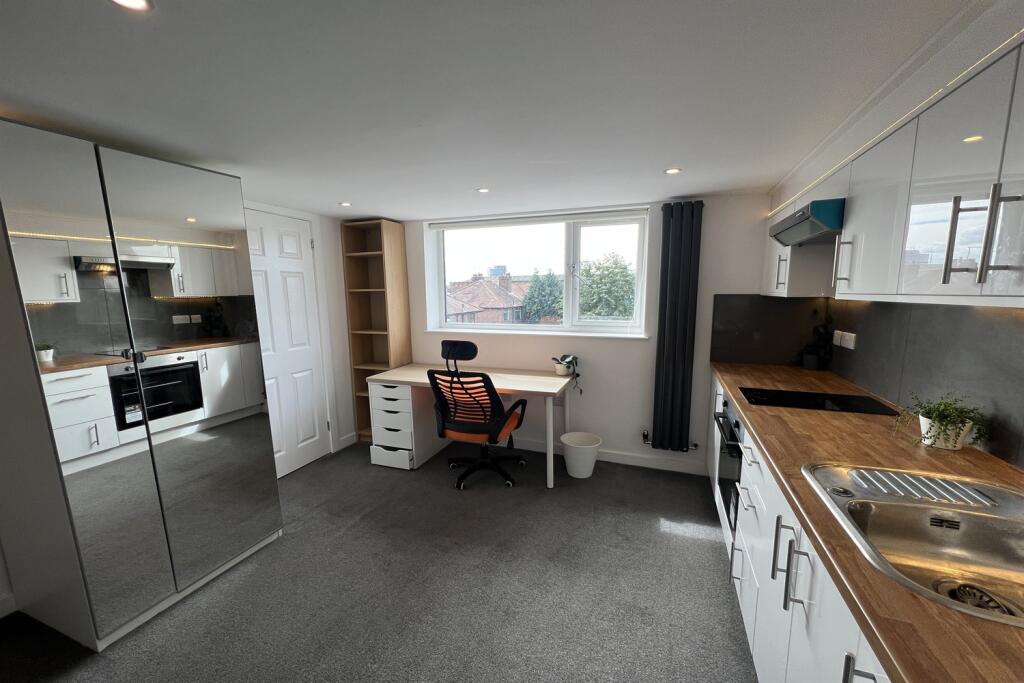 5 bedroom semi-detached house for rent