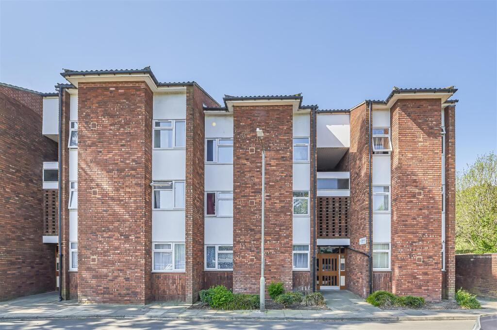 Main image of property: Arnewood Close, Putney, SW15