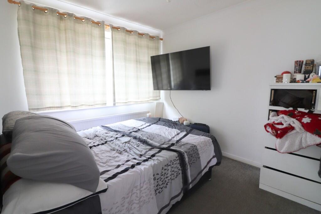 Sunningdale, Luton, Bedfordshire, LU2 7TF - More