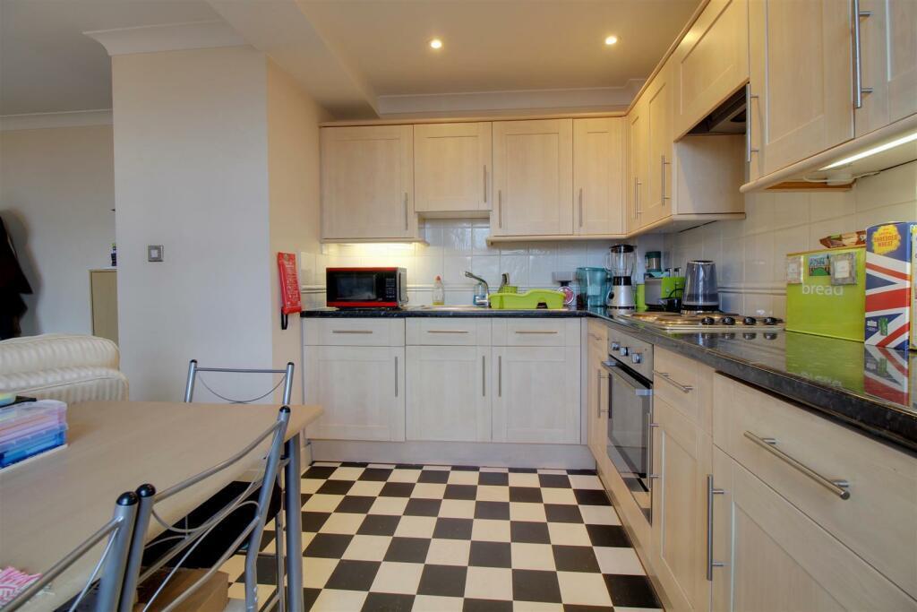 Apartment in Gloucester - View 5
