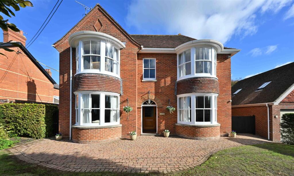 5 Bedroom Detached in SN10 5BJ