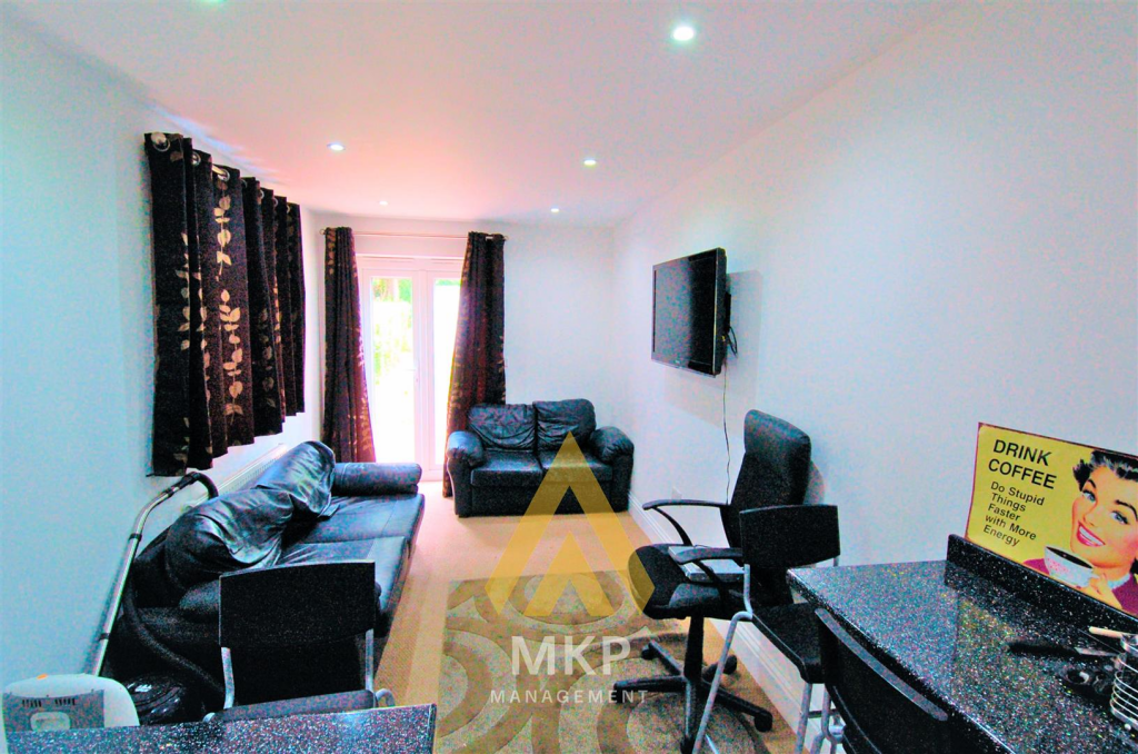 6 bedroom terraced house for rent