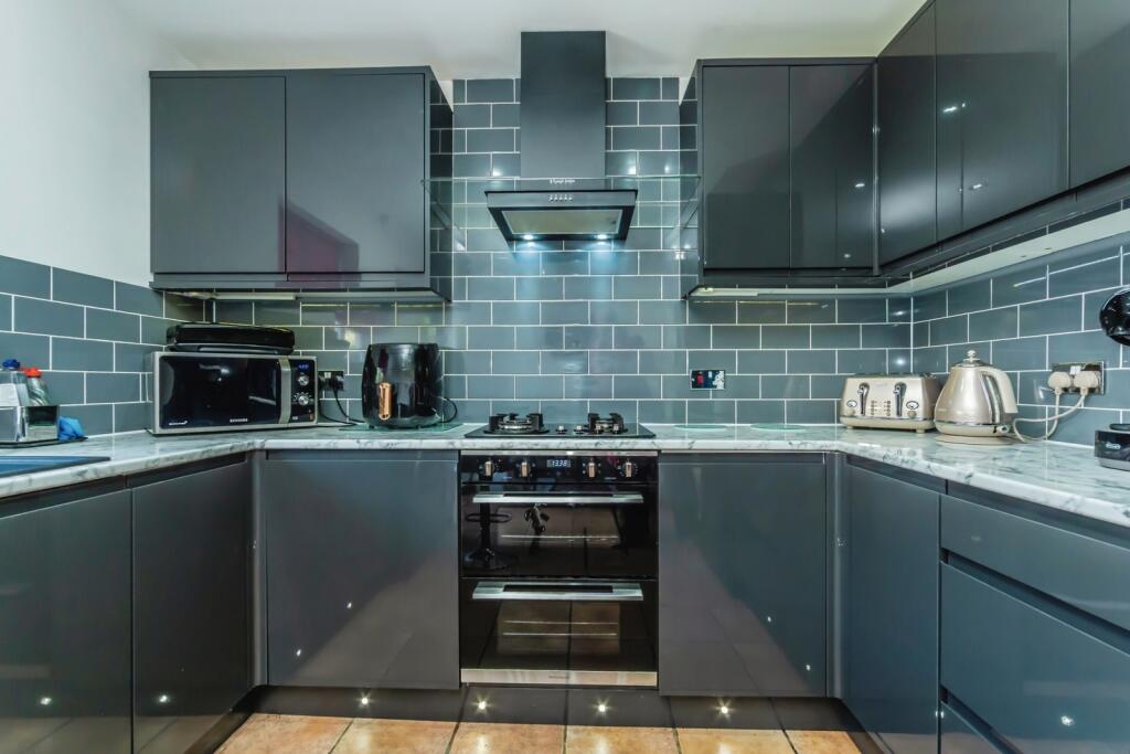 Gowrie Place, Caterham, Surrey, CR3 photo 2