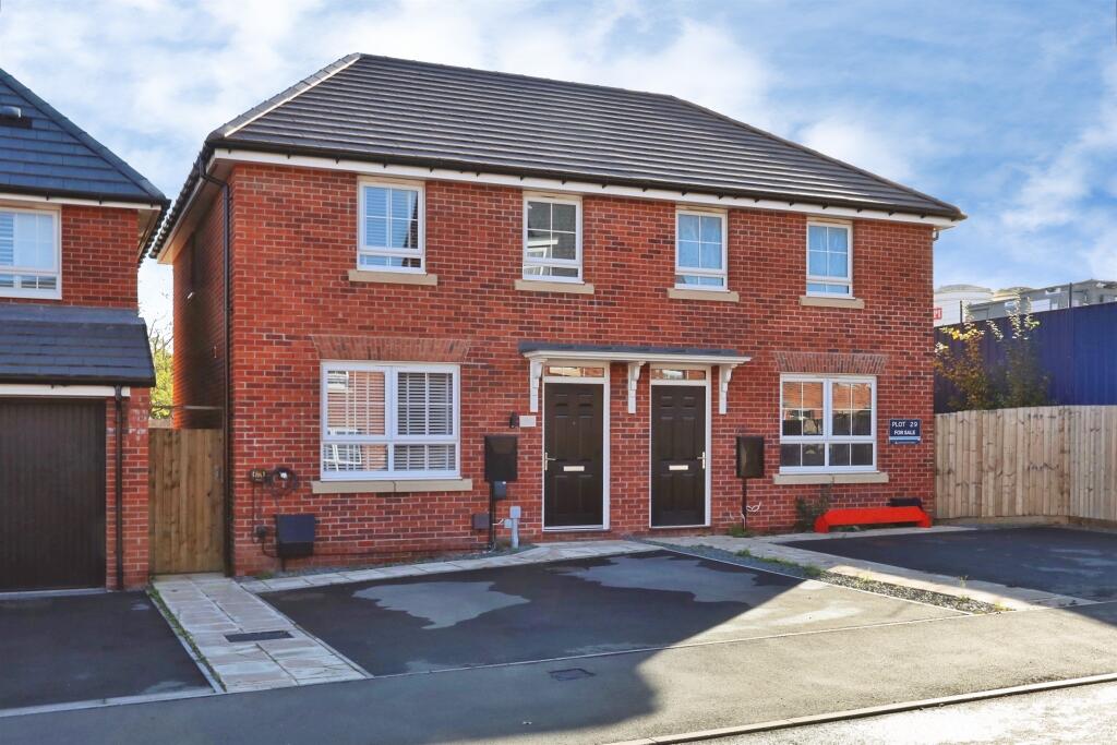 3-bed semi-detached on Hewers Way, Edwinstowe, Mansfield, £270,000