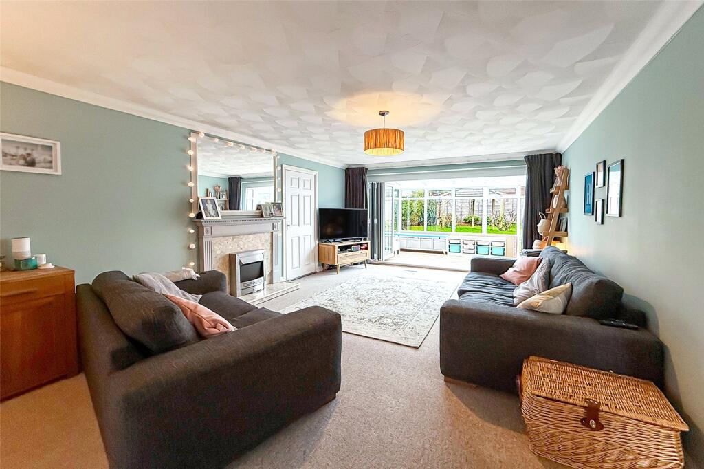 Reef Close, Littlehampton, West Sussex photo 2