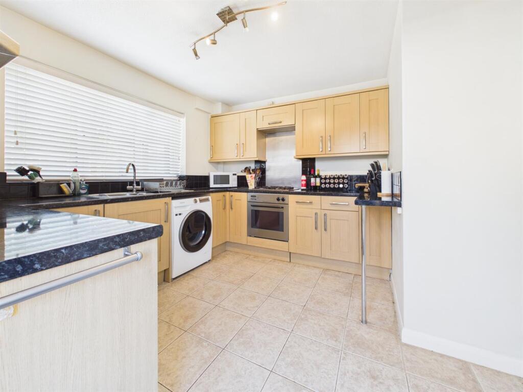 House in Reading, The Triangle, Tilehurst - View 2