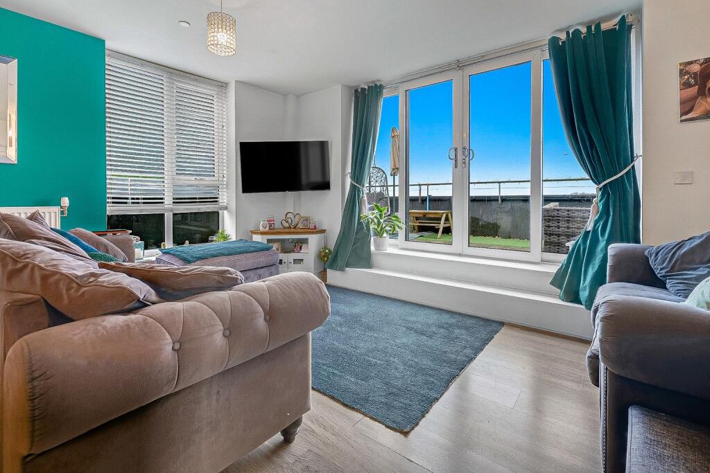 House in Romford - More