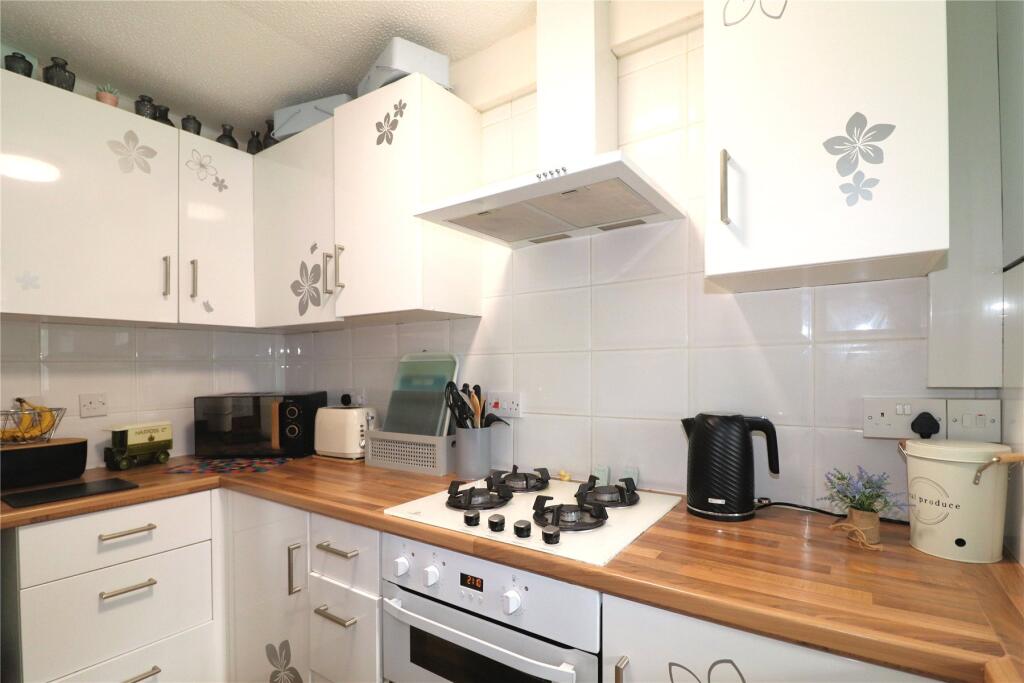 Armadale Road, Woking, Surrey, GU21 photo 2