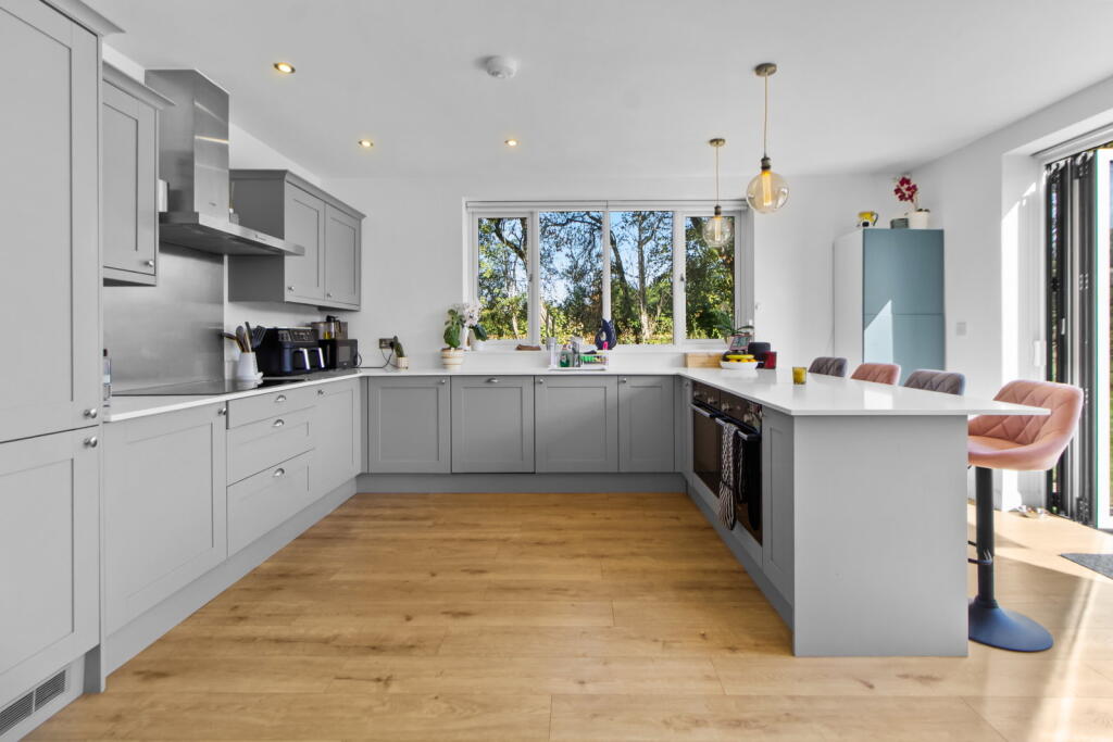 House in Tandridge, Limpsfield - More