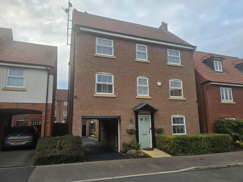 Main image of property: 15 Marron Close, Fernwood, Newark, Nottinghamshire, NG24 3UR