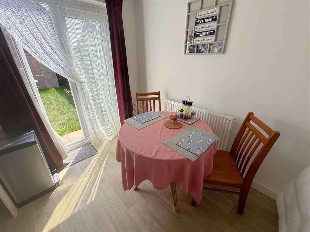 Barclay Close, Wellesbourne - View 5