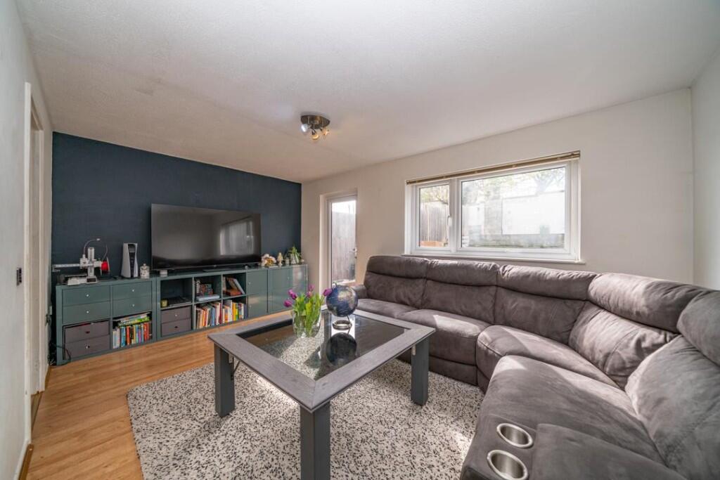 House in Hemel Hempstead, Grovehill - View 2