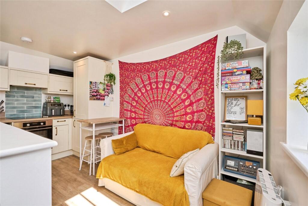 Apartment in Newport, Little London - View 6