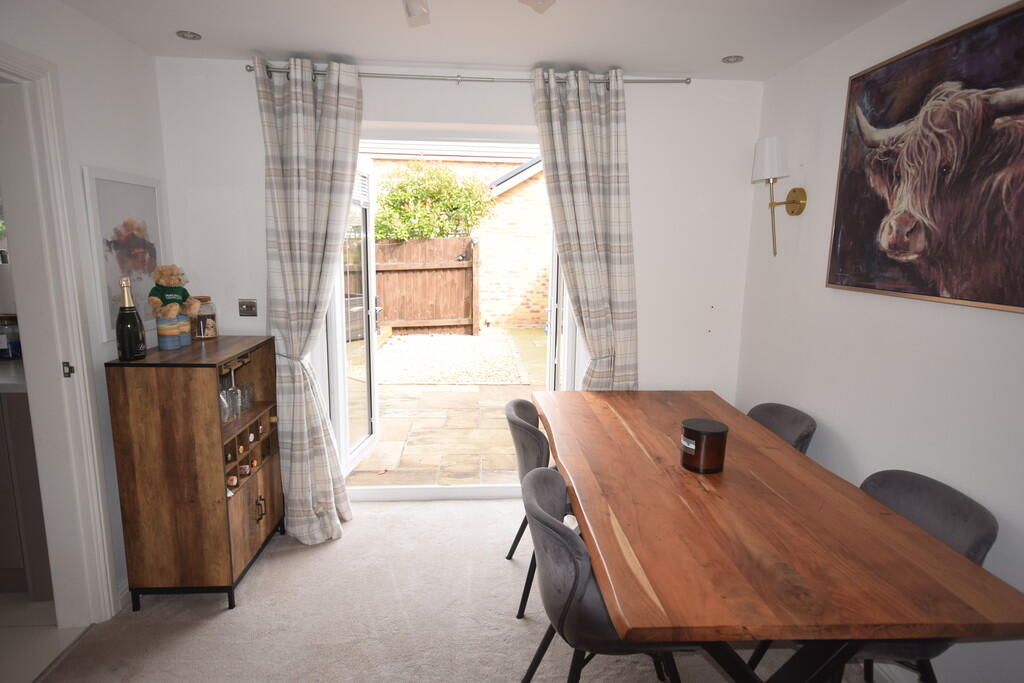 Featherstone Crescent photo 4