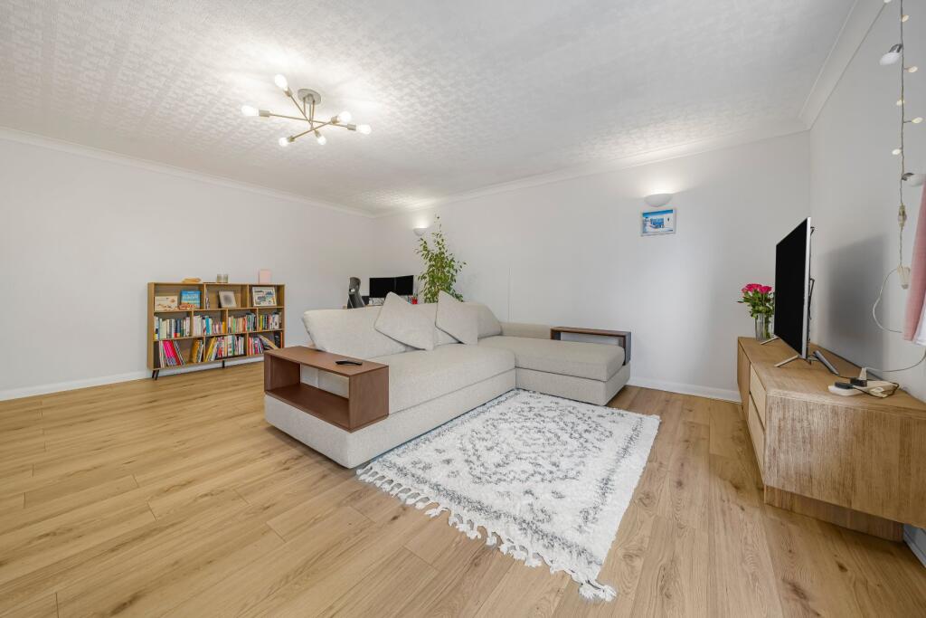 Apartment in Kingston upon Thames - View 2