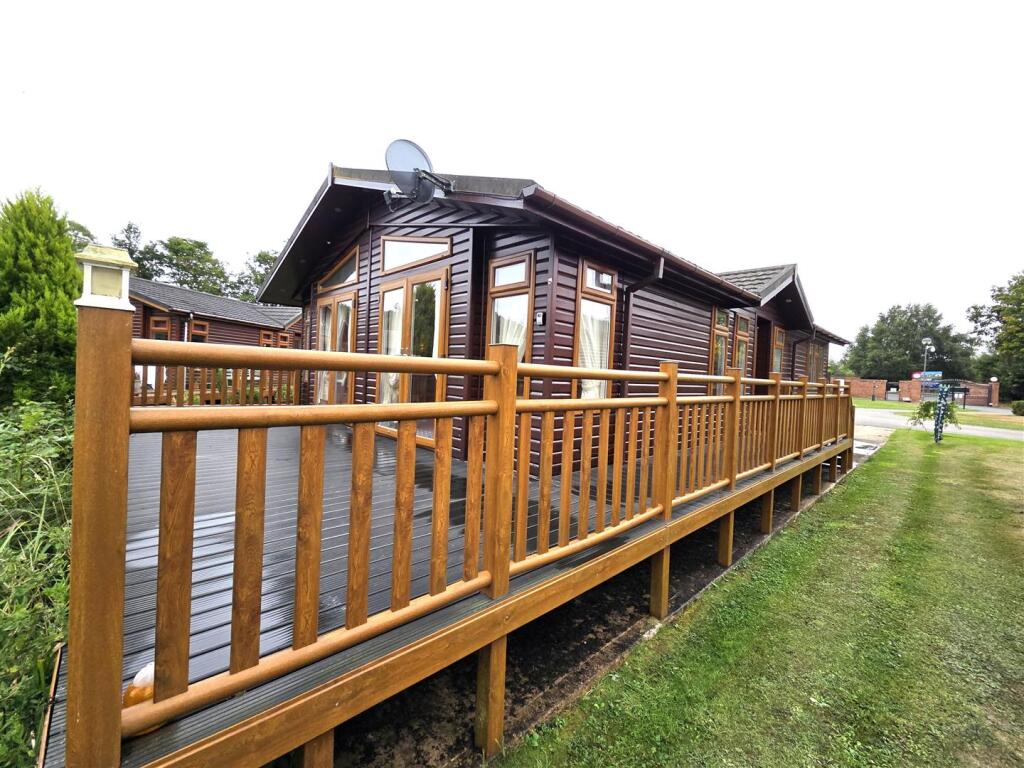 2-bed caravan on Woodcock Lane, Lincoln, £150,000