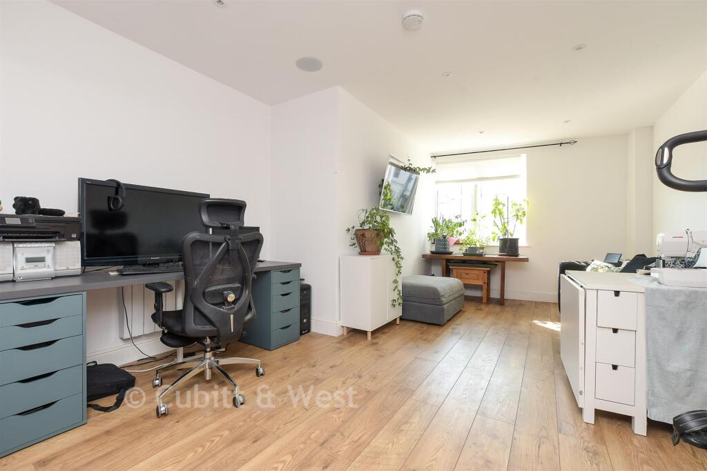 Apartment in Redhill - More