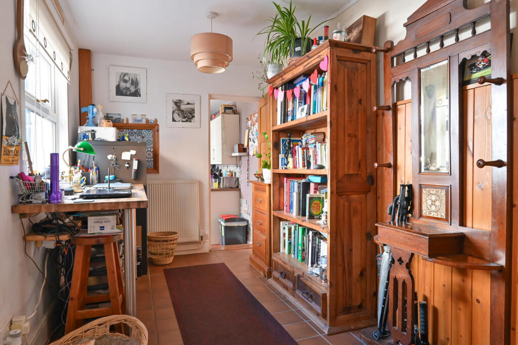House in Finedon, North Northamptonshire - More