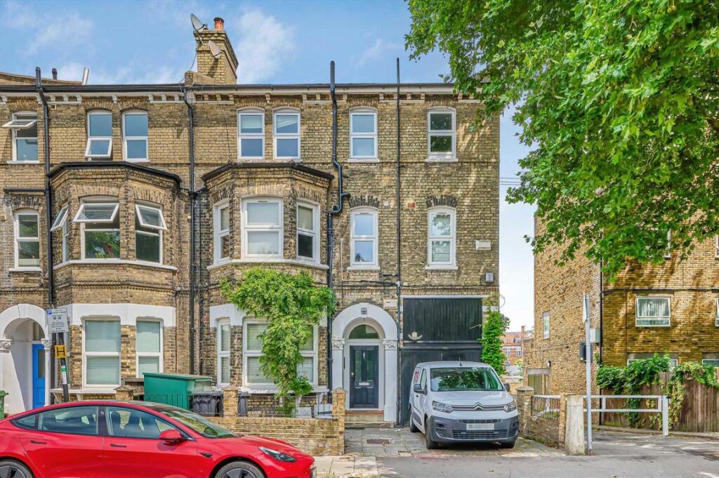 2-bed flat on Union Road, Clapham, £575,000